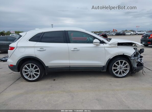 5LMCJ3C98KUL23285 2019 LINCOLN MKC White 360 interior view