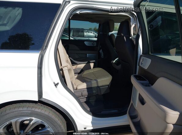 5LMJJ2LG9PEL00695 2023 LINCOLN NAVIGATOR White VIN sticker view