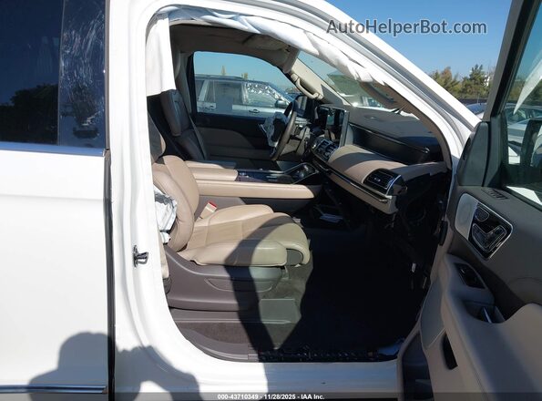 5LMJJ2LG9PEL00695 2023 LINCOLN NAVIGATOR White Front interior view