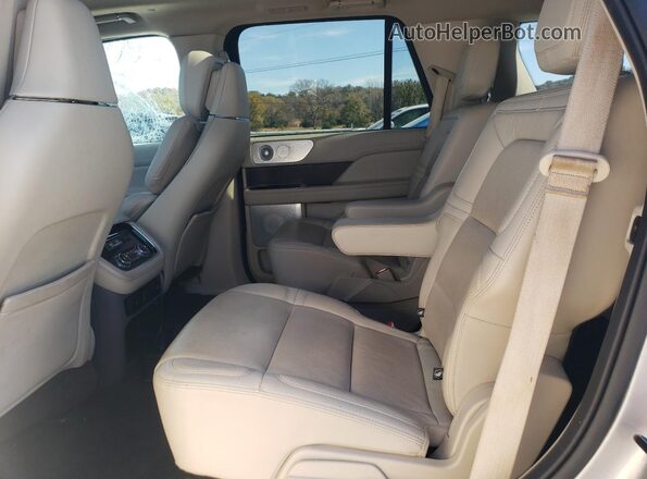 5LMJJ2LT4MEL15355 2021 LINCOLN NAVIGATOR Silver Widok wnętrza z tyłu