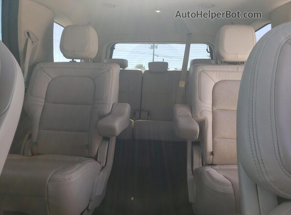 5LMJJ2LT4MEL15355 2021 LINCOLN NAVIGATOR Silver Widok tylnych siedzeń