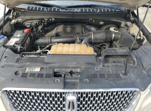 5LMJJ3HT0JEL05240 2018 LINCOLN NAVIGATOR Beige Widok komory silnika