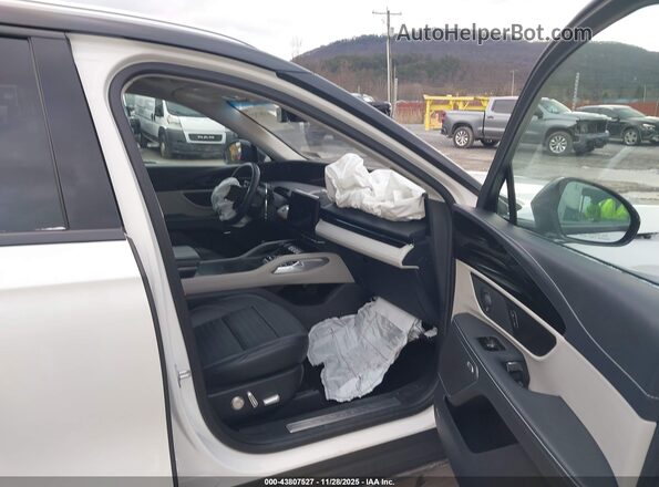 5LMPJ8KA3RJ780981 2024 LINCOLN NAUTILUS White Front interior view