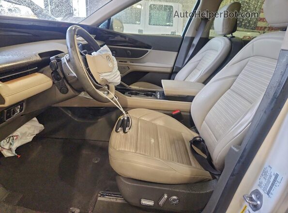 5LMPJ8KA6RJ839585 2024 LINCOLN NAUTILUS White Front interior view