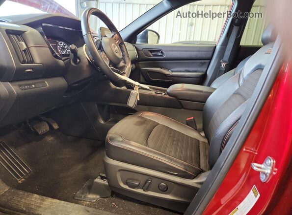5N1DR3BD3PC269560 2023 NISSAN PATHFINDER Red Widok wnętrza z przodu