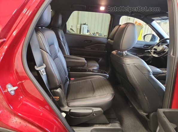 5N1DR3BD3PC269560 2023 NISSAN PATHFINDER Red Widok tylnych siedzeń