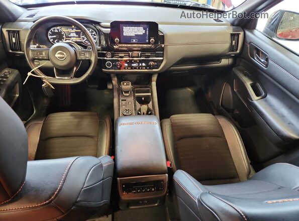 5N1DR3BD3PC269560 2023 NISSAN PATHFINDER Red Widok deski rozdzielczej