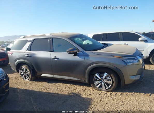 5N1DR3CA4SC227959 2025 NISSAN PATHFINDER Gray Vista interior trasera
