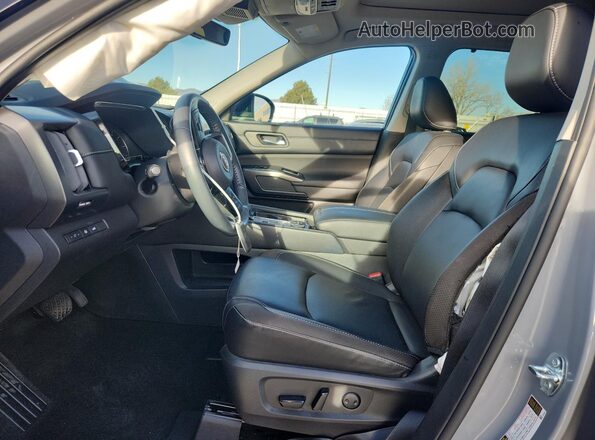 5N1DR3CD5PC270577 2023 NISSAN PATHFINDER Серый Вид салона спереди