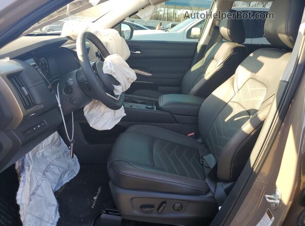 5N1DR3DJ3RC259357 2024 NISSAN PATHFINDER Желто-коричневый Вид салона спереди