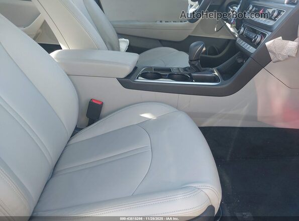 5NPE24AF6KH731144 2019 HYUNDAI SONATA Silver Front interior view