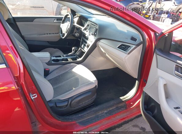 5NPE24AFXHH514723 2017 HYUNDAI SONATA Red Widok wnętrza z przodu