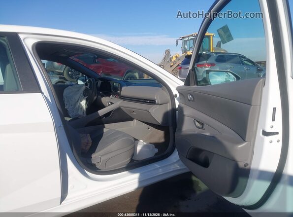 5NPLM4AG1MH048894 2021 HYUNDAI ELANTRA Белый Вид салона спереди
