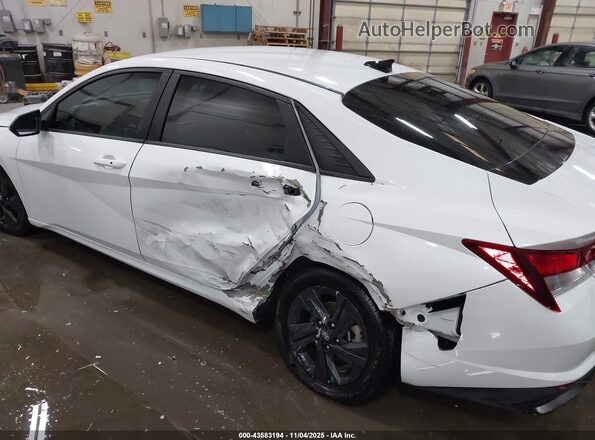 5NPLM4AG6NH070620 2022 HYUNDAI ELANTRA Белый Вид спереди
