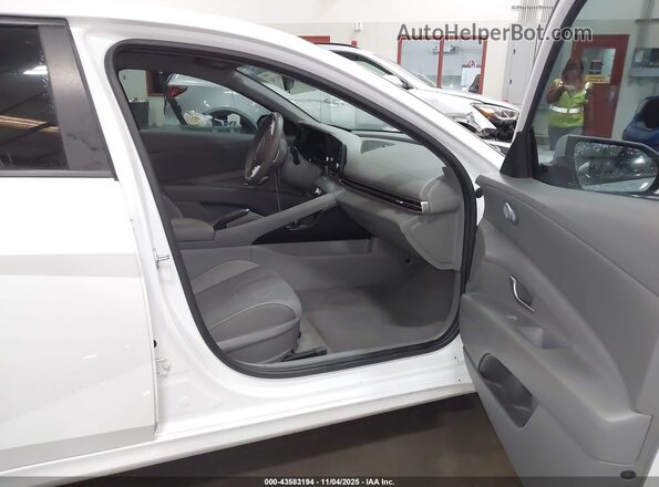 5NPLM4AG6NH070620 2022 HYUNDAI ELANTRA Белый Вид салона спереди