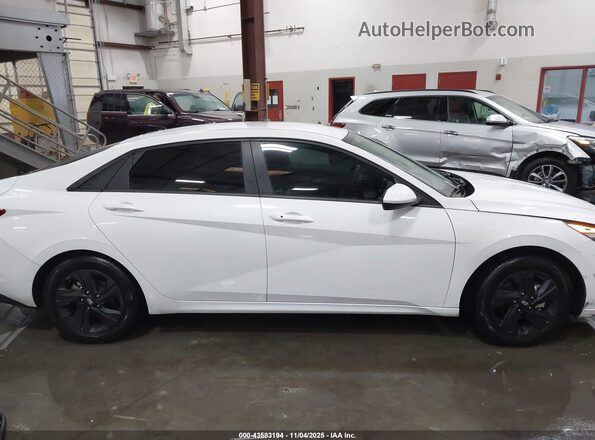 5NPLM4AG6NH070620 2022 HYUNDAI ELANTRA Белый Вид задней части салона
