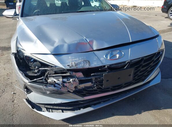 5NPLM4AG8NH079562 2022 HYUNDAI ELANTRA Silver Вид спереду