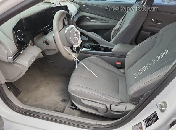 5NPLS4AG6NH059803 2022 HYUNDAI ELANTRA White Вид салону спереду