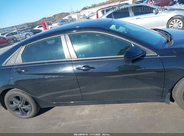 5NPLS4AGXNH057777 2022 HYUNDAI ELANTRA Black Սալոնի հետևի տեսք