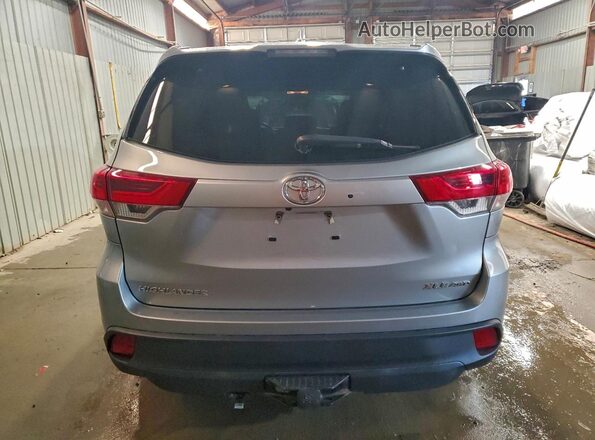 5TDJZRFH1JS551905 2018 TOYOTA HIGHLANDER Silver Հետևի տեսք