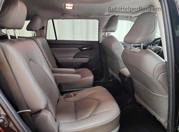 5TDKDRBH0PS016467 2023 TOYOTA HIGHLANDER Black Widok wnętrza z tyłu