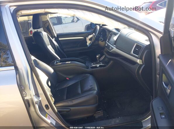 5TDKKRFH8GS506428 2016 TOYOTA LE Серебряный Вид салона спереди