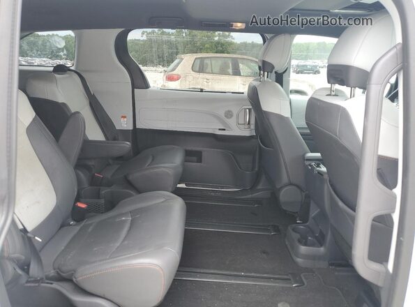 5TDXRKEC0MS009027 2021 TOYOTA SIENNA White Widok wnętrza z tyłu