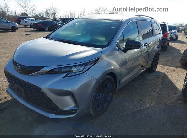 5TDXRKECXPS156623 2023 TOYOTA SIENNA Silver Vista tres cuartos delantera izquierda