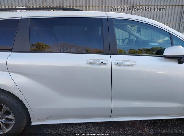 5TDYRKEC6NS136032 2022 TOYOTA LE Белый Вид задней части салона