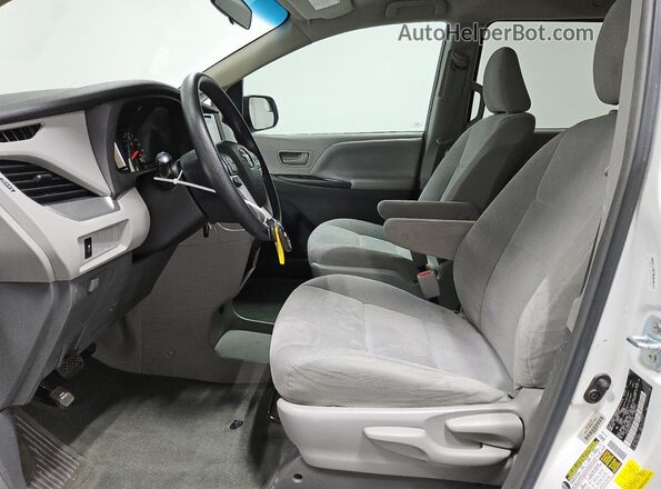 5TDZK3DC3GS712792 2016 TOYOTA SIENNA White წინა სალონის ხედი