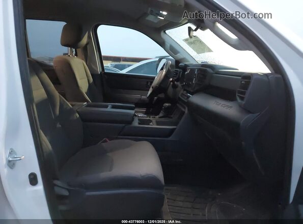 5TFKB5AA2NX013693 2022 TOYOTA TUNDRA Белый Вид салона спереди