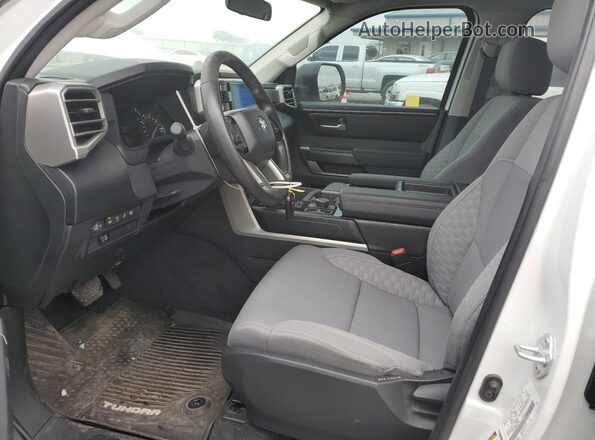 5TFLA5DB4NX037702 2022 TOYOTA TUNDRA Белый Вид салона спереди