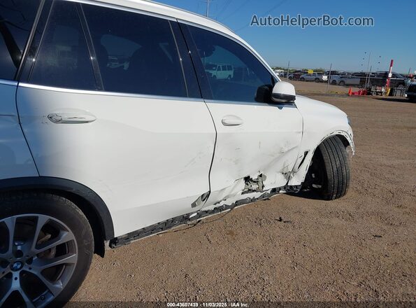 5UX13EU07R9T09569 2024 BMW X5 White Vista frontal