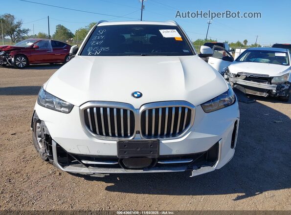 5UX13EU07R9T09569 2024 BMW X5 White Vista interior trasera