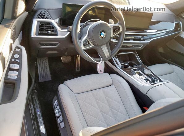 5UX23EM00S9W65176 2025 BMW X7 Серебряный Вид панели приборов