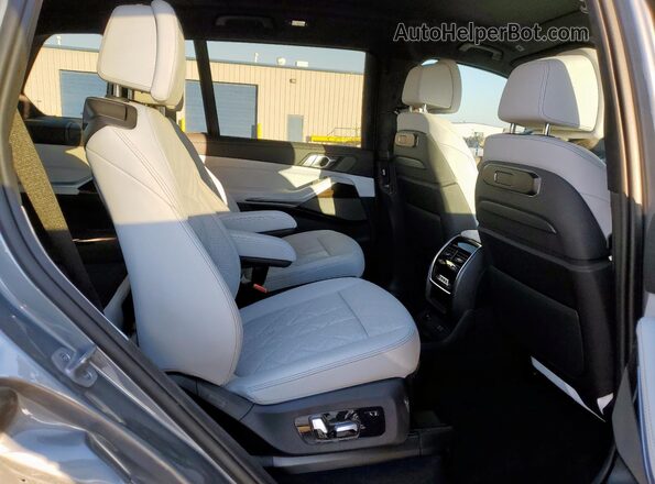 5UX23EM00S9W65176 2025 BMW X7 Серебряный Вид задней части салона
