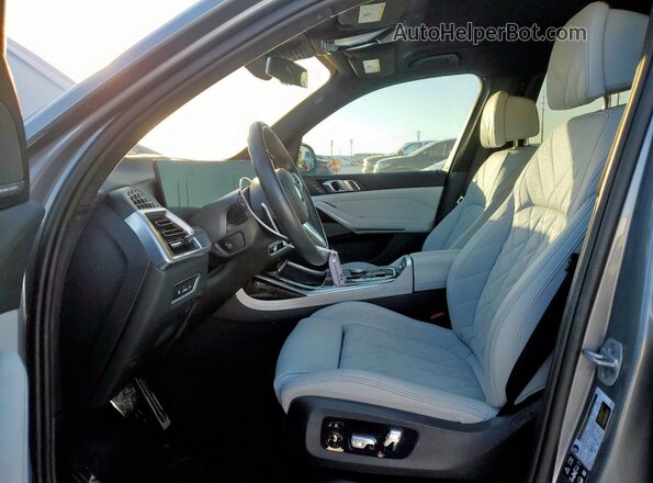 5UX23EM00S9W65176 2025 BMW X7 Серебряный Вид салона спереди