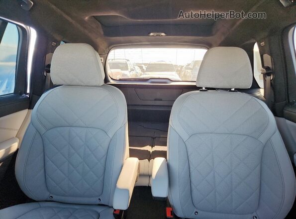 5UX23EM00S9W65176 2025 BMW X7 Серебряный Вид задних сидений