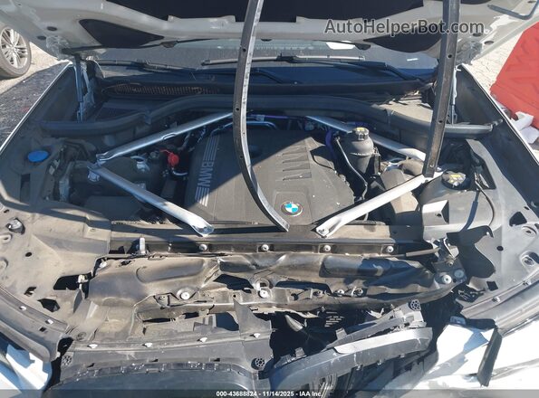 5UX23EM01P9N95968 2023 BMW X7 White Հետևի տեսք