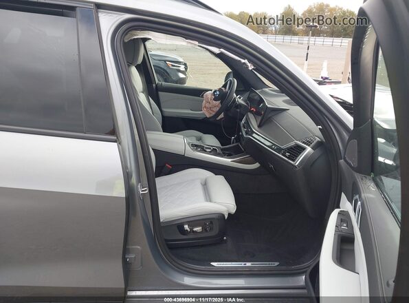 5UX23EM01T9082147 2026 BMW X7 Gray წინა სალონის ხედი