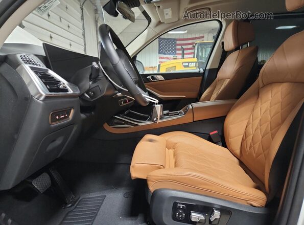 5UX23EM04T9075466 2026 BMW X7 White Вид салону спереду