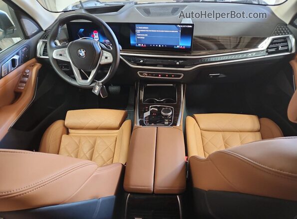 5UX23EM04T9075466 2026 BMW X7 White Вид панелі приладів