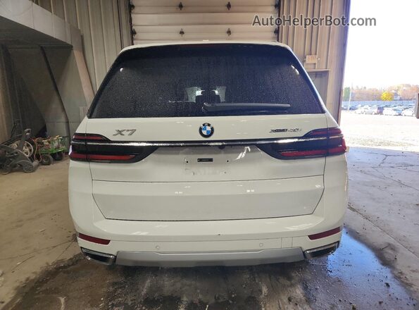 5UX23EM04T9075466 2026 BMW X7 White Вид ззаду