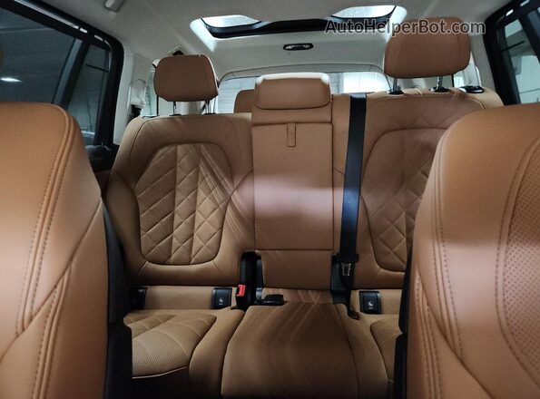 5UX23EM04T9075466 2026 BMW X7 White Вид задніх сидінь