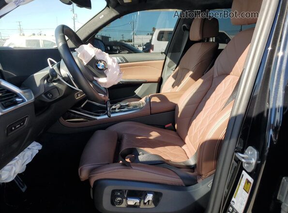5UX23EM06R9W11407 2024 BMW X7 Черный Вид салона спереди