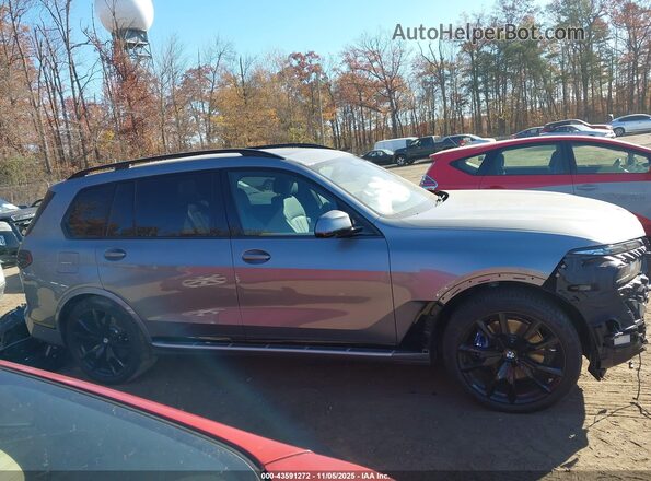 5UX23EM08R9V77437 2024 BMW X7 Gray Панорамний вид салону 360°