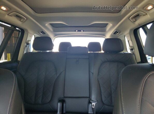 5UX23EM09S9Z52001 2025 BMW X7 White Rear seats view