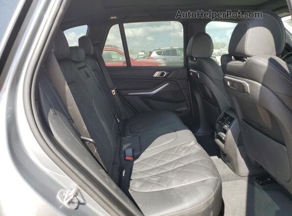 5UX23EU07R9V69104 2024 BMW X5 Gray Вид задньої частини салону