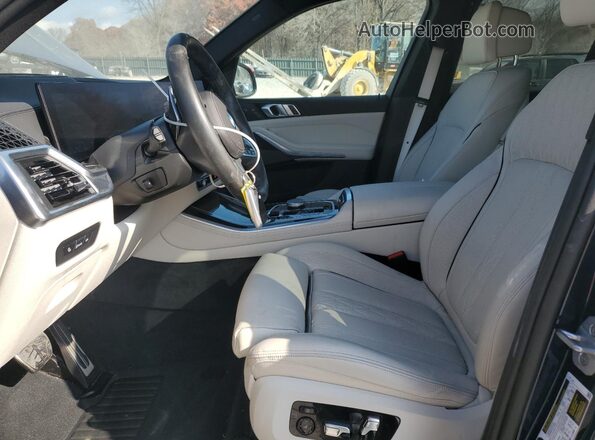 5UX23EU07S9W58757 2025 BMW X5 Blue Вид салону спереду