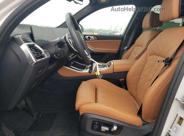 5UX23EU07S9Y71529 2025 BMW X5 White Vista interior delantera